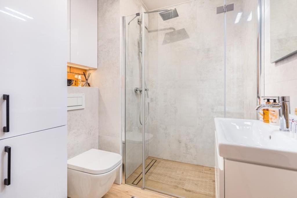Modern Riverside Apartment With Free Parking Space Szczecin Bagian luar foto